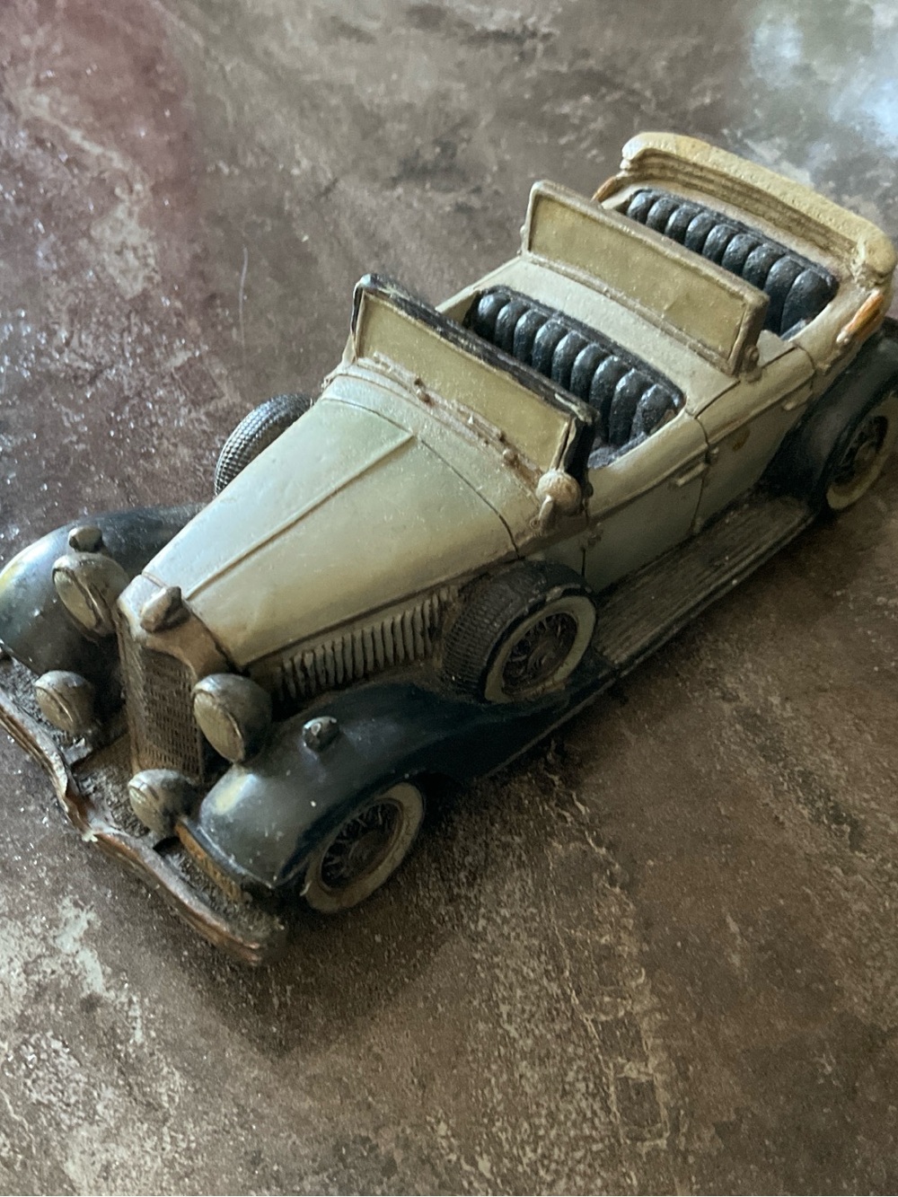 Vintage-Style Collictable Car - Picture 2 of 7